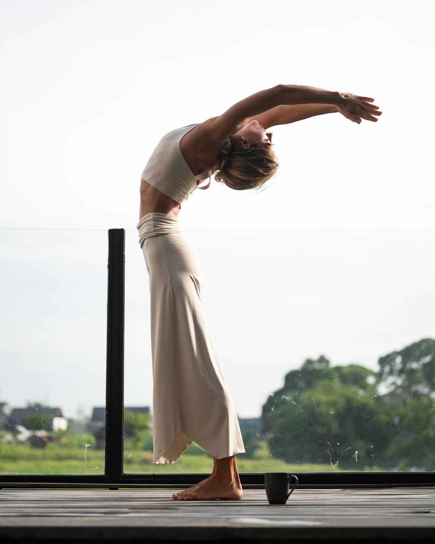 Rueckbeuge im gegenlicht – Morgenrituale auf bali